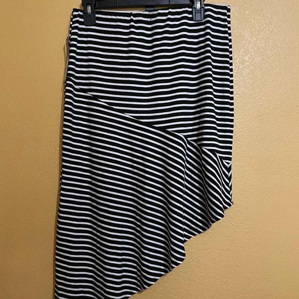 Asymmetric black and white skirt